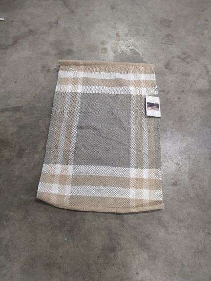 THRESHOLD 25 INCH X 38 INCH ACCENT RUG image