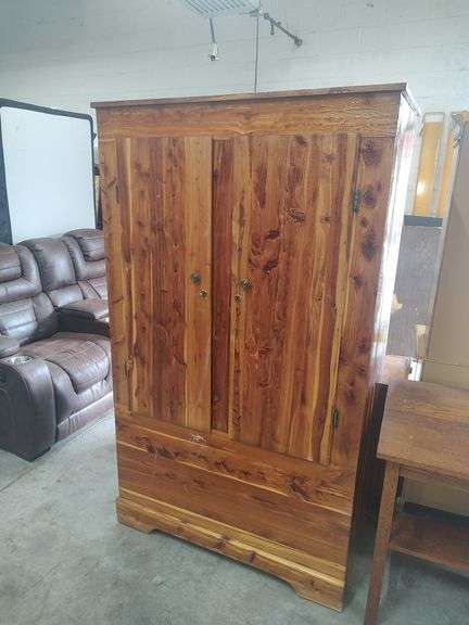 CEDAR WARDROBE WITH KEY - 41X22X70 image