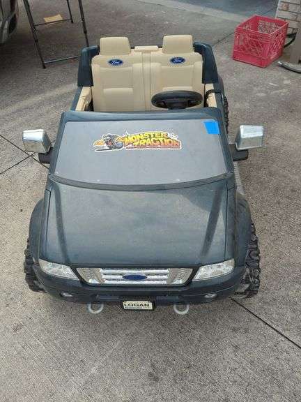 Power Wheels Ford F-150 Monster Traction Ride-On Truck with Manual image