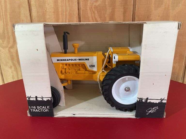 Minneapolis-Moline G940 1/16 Scale Model Tractor