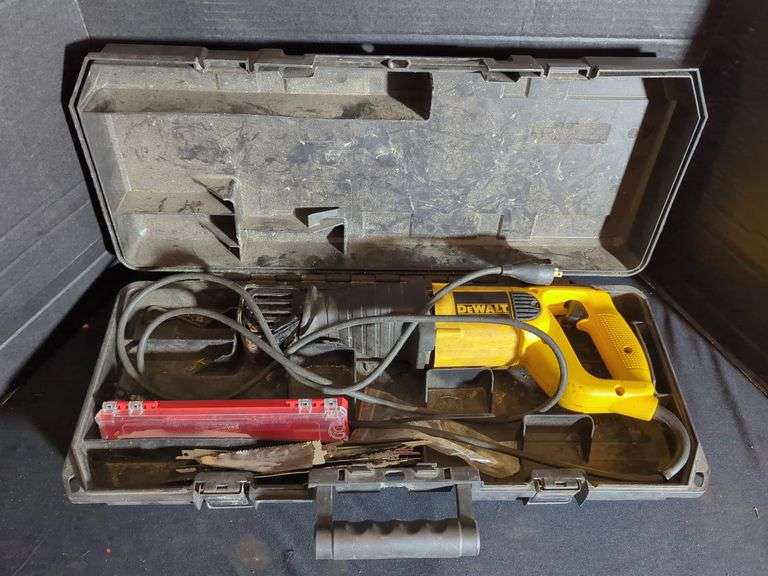 DeWalt DW304P Reciprocating Saw with Blades image