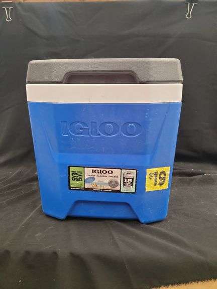 Igloo Laguna 18 Cooler with String Lights and Accessories image