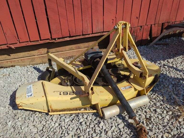 John Deere 261 Grooming Mower
