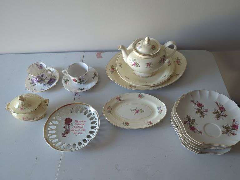 Household Institute Priscilla Pattern China Set image