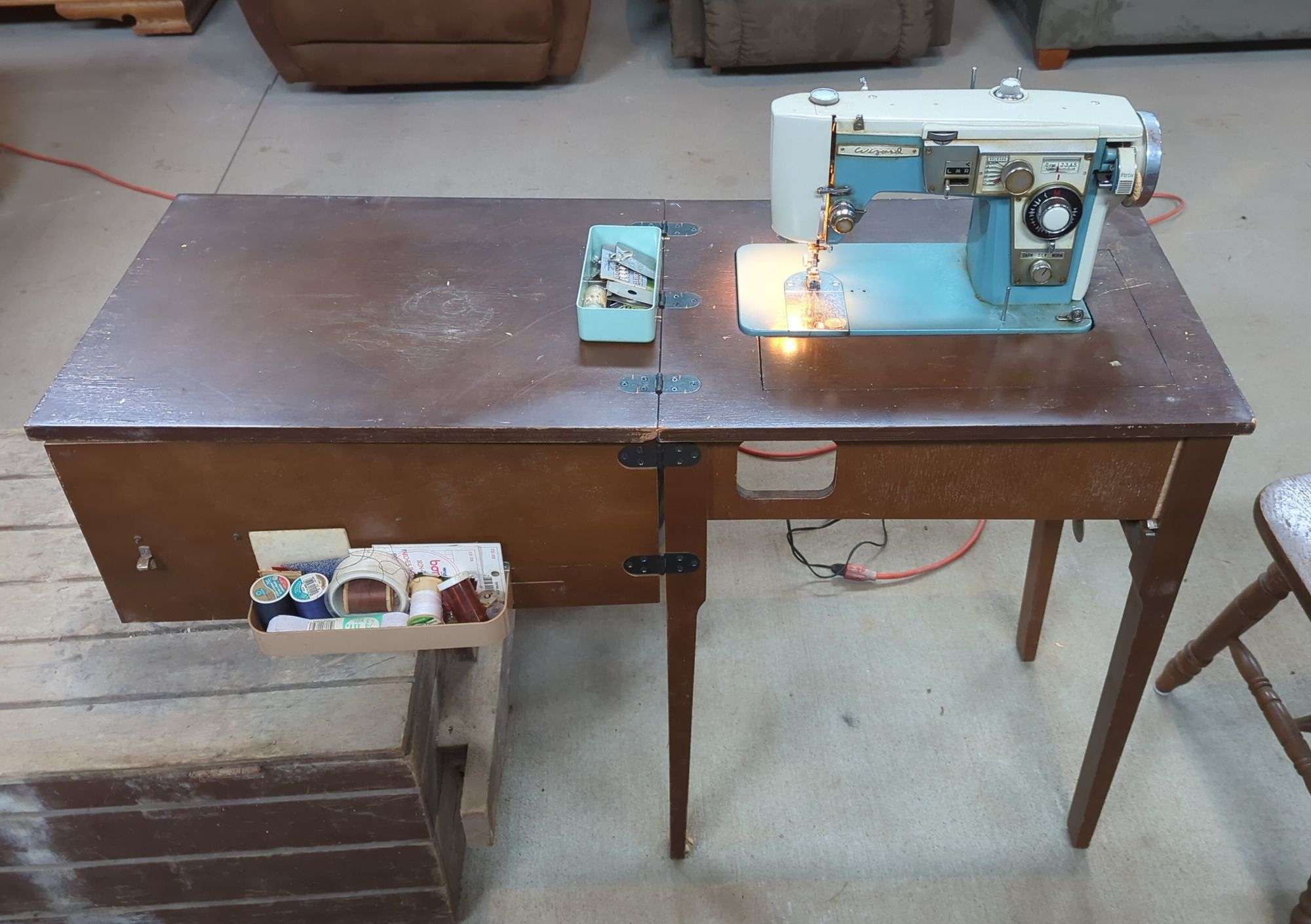 Wizard Sewing Machine, Model 3KC8840, Powers On, In Sewing