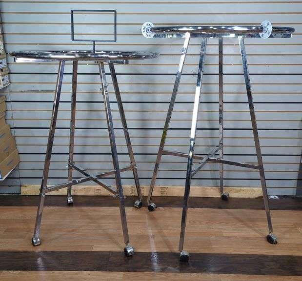 Circular Retail Clothing Display Racks image