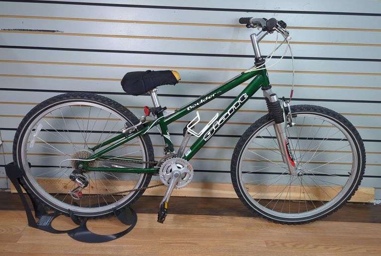 Giant Boulder SE Mountain Bike image