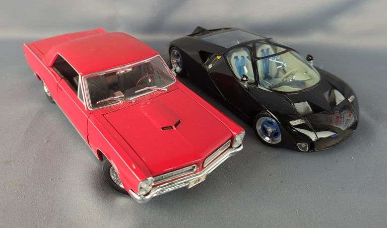Maisto 1:18 Scale Ford And Pontiac Diecast Cars image