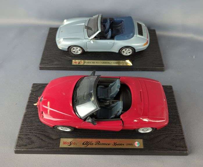 Maisto 1:18 Scale Diecast Alfa Romeo Spider (1995) & Porsche 911 Carrera Cabriolet image