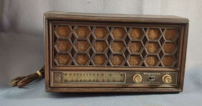 Magnavox Solid State AM/FM Radio, Model 1FM41, Powers On image