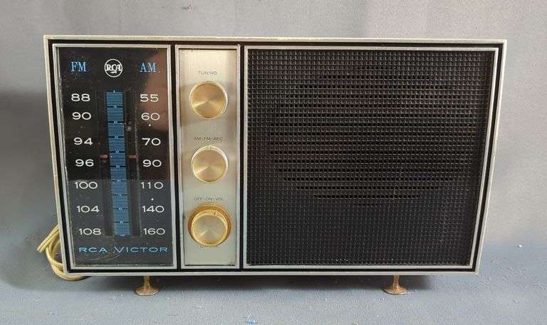 RCA Victor AM/FM Radio, Model 3RC51, Powers On image