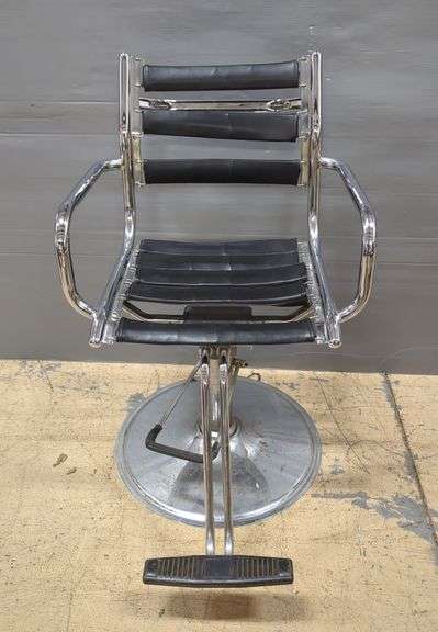 Chrome And Black Salon Barber Chair image