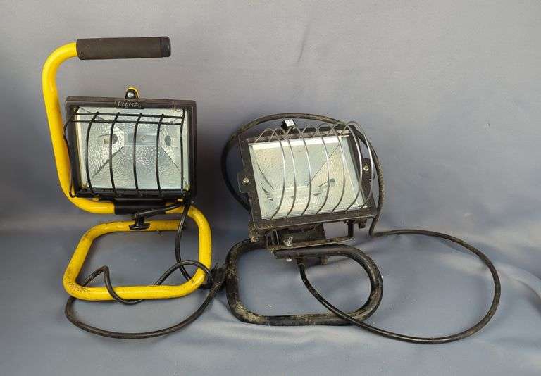 Halogen Portable Work Lights, Qty 2, One Powers On, One Missing Bulb