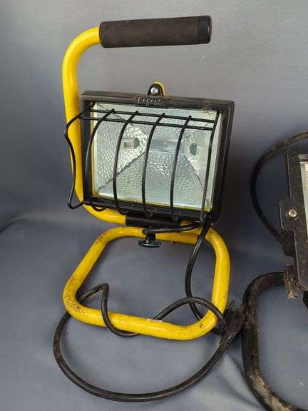 Halogen Portable Work Lights, Qty 2, One Powers On, One Missing Bulb
