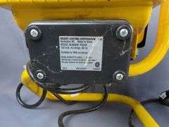 Halogen Portable Work Lights, Qty 2, One Powers On, One Missing Bulb