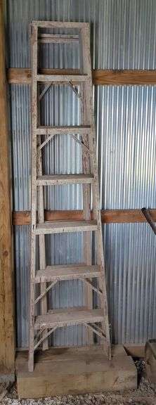 Wood Ladder, 7'