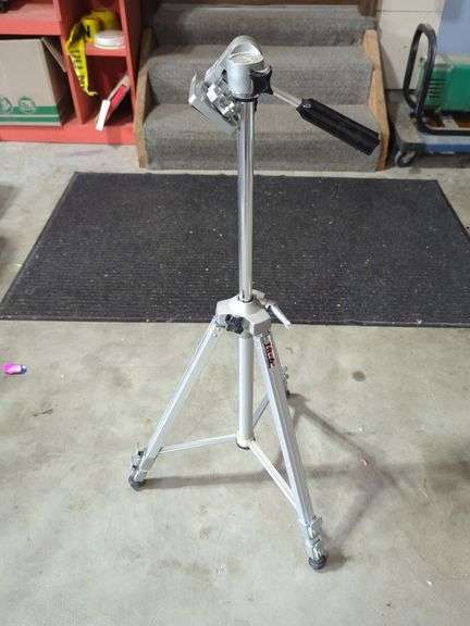 Saber TR-6 Adjustable Tripod Stand