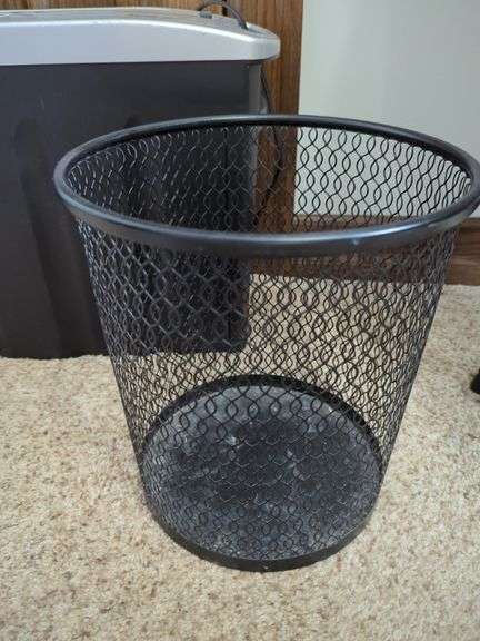 Black & Decker 10-Sheet Paper Shredder With Basket