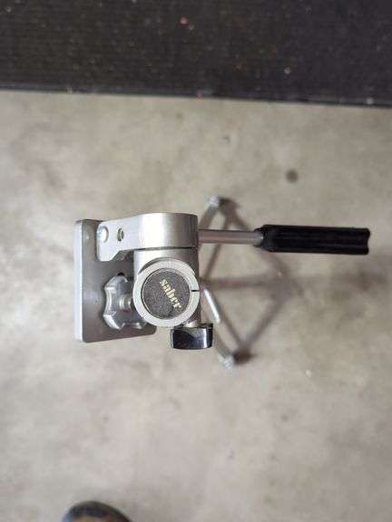 Saber TR-6 Adjustable Tripod Stand