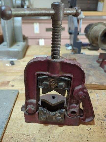 Metal Pipe/Rod Vise with Mounting Base