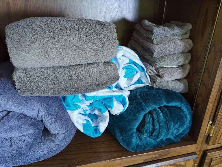Plush Blankets, Qty 5, Various Colors, Bath and Hand Towels, Various Styles