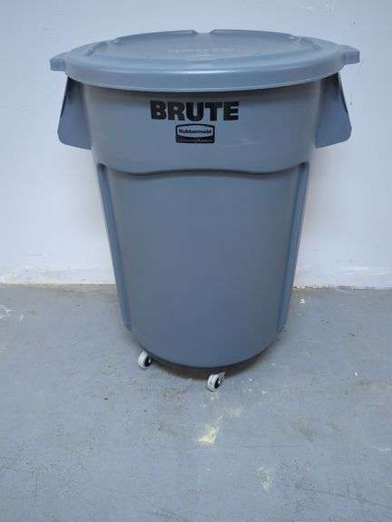 Rubbermaid Brute 44 Gal Wheeled Trash Can With Lid