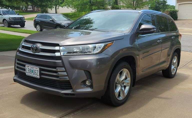2019 Toyota Highlander Limited Platinum SUV, VIN 5TDDZRFH4KS945526, Mileage Showing On Odometer 119,997, Missouri Title, See Details For Video
