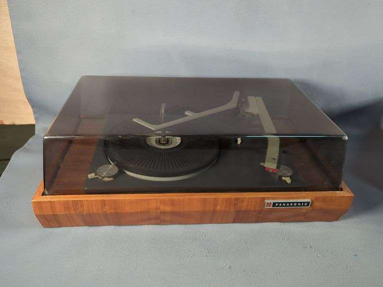 Realistic STA-14A Receiver and Panasonic RD-7673 Turntable