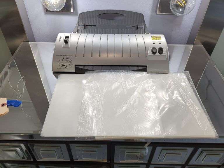 Scotch Thermal Laminator Including Laminating Pouches