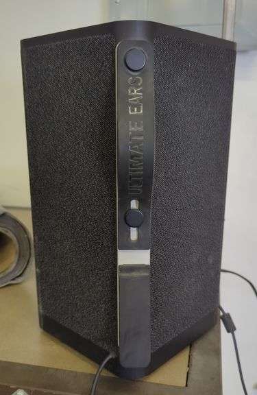 Ultimate Ears Bluetooth Speaker, Powers On