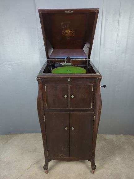 Victor Talking Machine Company VV-XI Gramophone with Records