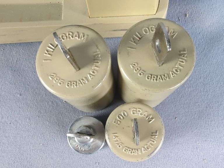 Ohaus Triple Beam Balance 2610g with Weights & Case