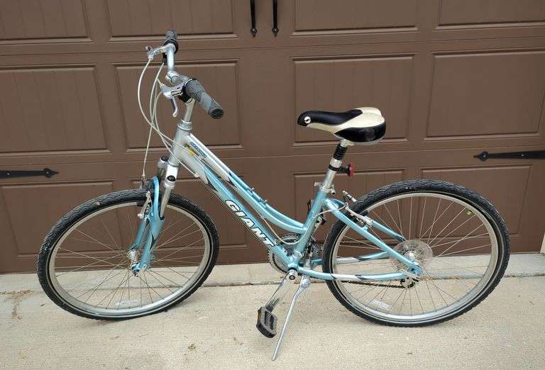 Giant Sedona Ladies' Hybrid Bike, 14" Frame