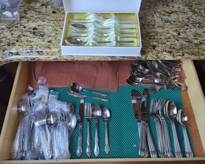 Silverware Sets Including Queen Sense Korean Style Flatware And Various Styles Knives, Forks And Spoons