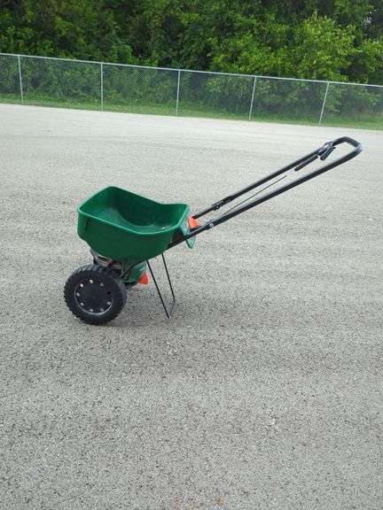 Scotts Turf Builder Edgeguard Mini Broadcast Spreader