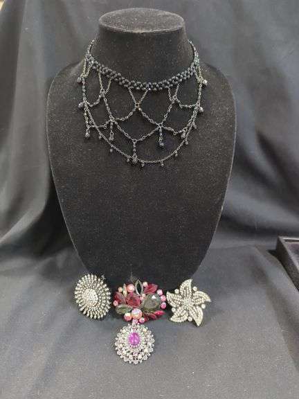 Ladies Beaded Drape Choker And Brooch Assortment