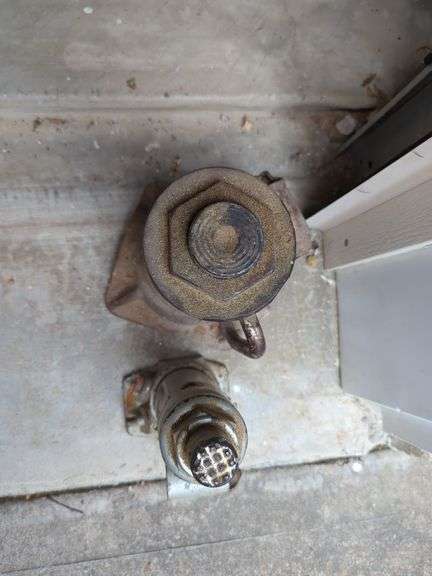 Two Hydraulic Jacks: AM and Sears