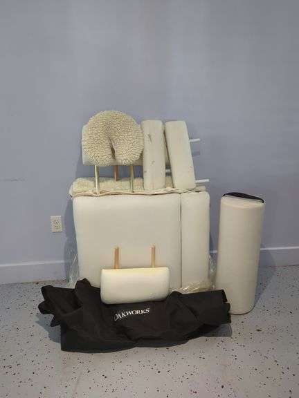 Earthlite Calistoga Portable 27" Massage Table with Accessories