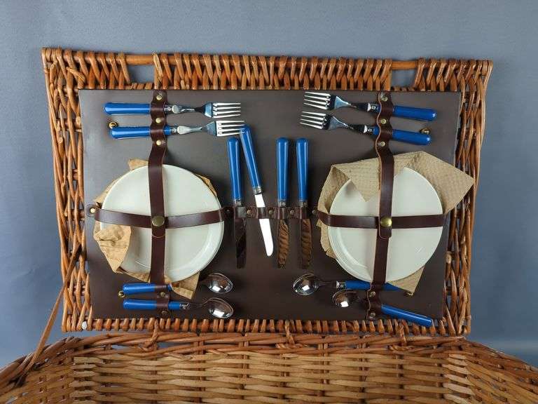 Wicker Picnic Basket Set with Dishes and Cutlery