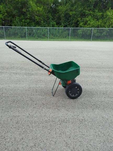 Scotts Turf Builder Edgeguard Mini Broadcast Spreader