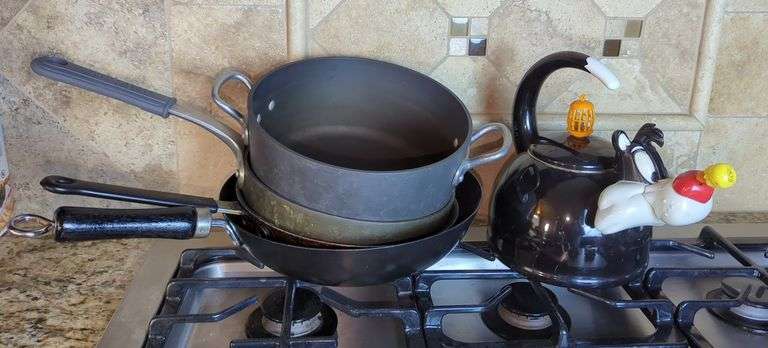 Sylvester the Cat Kettle, Magnolite Skillet, Stock Pot And Frying Pans
