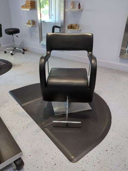 Salon Chair with Floor Mat