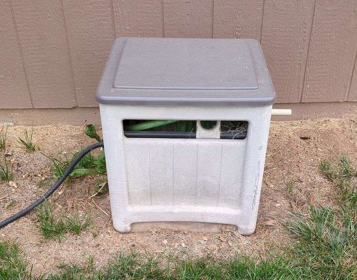 Suncast Outdoor Garden Hose Storage Hideaway