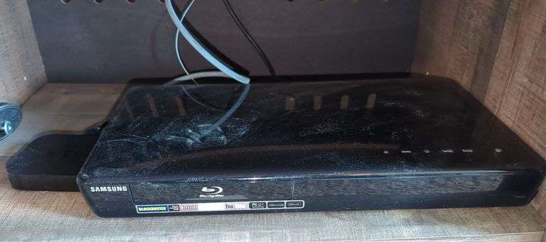 Samsung Blu-Ray Player With Apple TV and Remote