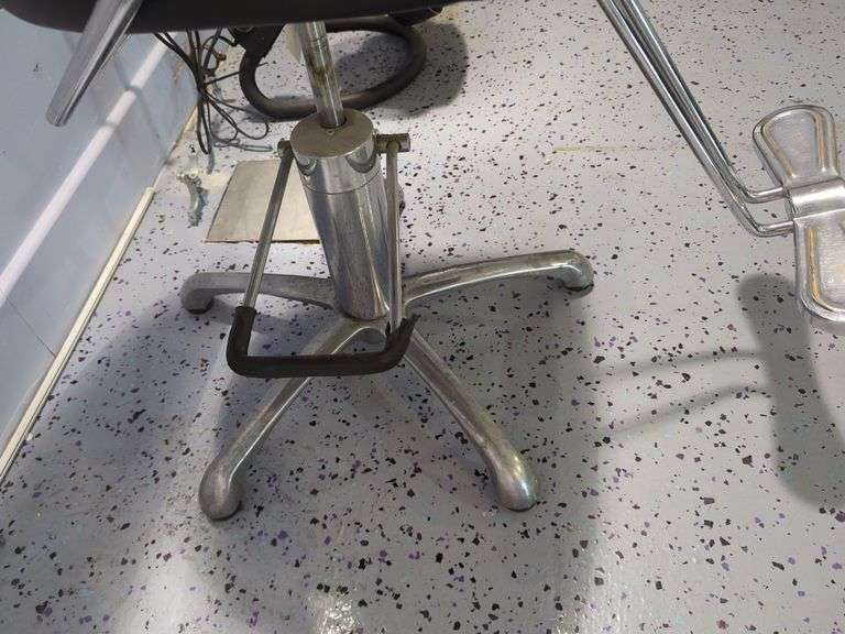 Hydraulic Salon Styling Chair with Black Vinyl Seat