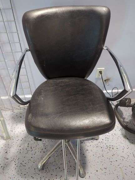 Hydraulic Salon Styling Chair with Black Vinyl Seat