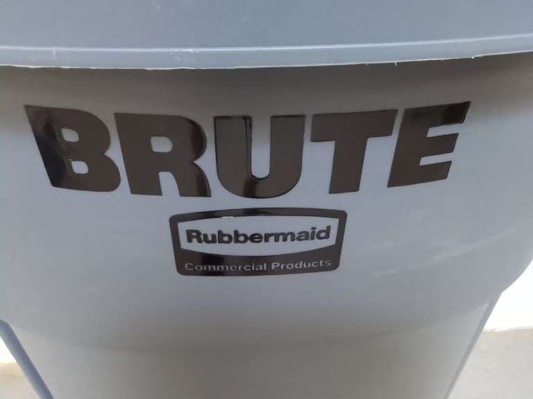 Rubbermaid Brute 44 Gal Wheeled Trash Can With Lid