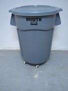 Rubbermaid Brute 44 Gal Wheeled Trash Can With Lid