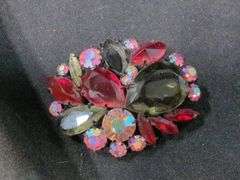 Ladies Beaded Drape Choker And Brooch Assortment