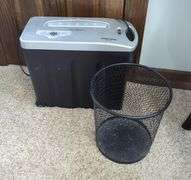Black & Decker 10-Sheet Paper Shredder With Basket